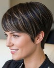 Corte pixie oscuro con volumen