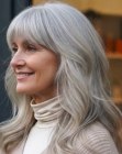 Cabello gris largo y ondulado