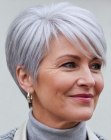 Corte pixie suave para cabello canoso