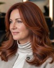 Cabello por debajo de los hombros para mujeres de más de 50 años
