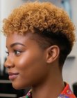Corte corto para cabello naturalmente rizado