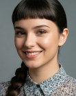 Cabello con flequillo corto y una trenza lateral