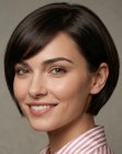 Estilo bob con el cabello recogido detrás de una oreja