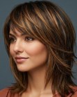 Cabello a la altura de los hombros con capas