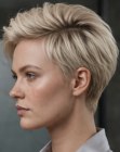 Estilo corto con el cabello peinado hacia arriba
