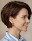 Mujer con cabello corto elegante