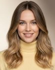 Cabello por debajo de los hombros con ondas sueltas