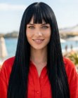 Cabello negro azabache hasta la cintura