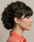 Recogido con cabello rizado