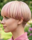 Cabello rubio corto con reflejos rosas