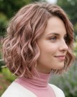 Bob ondulado con tonos rosa