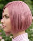 Cabello rosa en un bob corto e inclinado