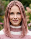 Estilo largo con cabello rosa suave