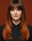 Cabello castaño largo con un balayage cobrizo