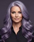 Cabello lavanda largo y ondulado