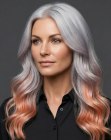 Cabello plateado largo con puntas rosa melocotón
