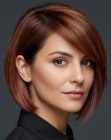 Cabello casta�o rojizo con reflejos violetas