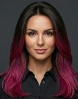 Cabello oscuro con puntas fucsia