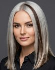 Cabello gris largo con reflejos castaños