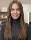 Cabello castaño muy largo