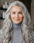 Mujer que luce un cabello gris muy largo
