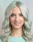 Cabello rubio con toques verde menta