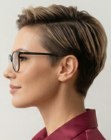 Cabello corto y gafas