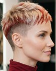Cabello corto rubio con mechones rojos