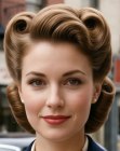 Cabello de los años 1950 con rollos victory