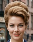 Peinado estilo colmena de los años 1950