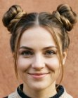 Recogido con dos moños altos estilo space buns