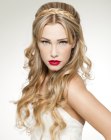 Recogido con una trenza que forma una corona