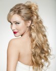 Peinado suave con rizos y l�neas de curvas suaves