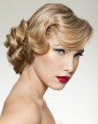 Cabello recogido al estilo Rosemary Clooney con un nudo de rizos suaves