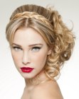 Recogido estilo princesa con el cabello enrollado en una espuma de rizos