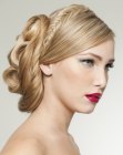 Recogido con un moño y una trenza de espiga