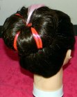 Peinado con mo�o de d�nut (o calcet�n) y extensiones de colores