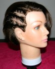 Corte bob corto e inclinado con trenzas pegadas