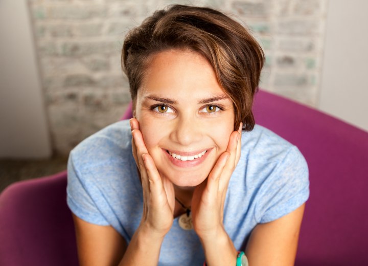 Mujer con cabello corto ondulado