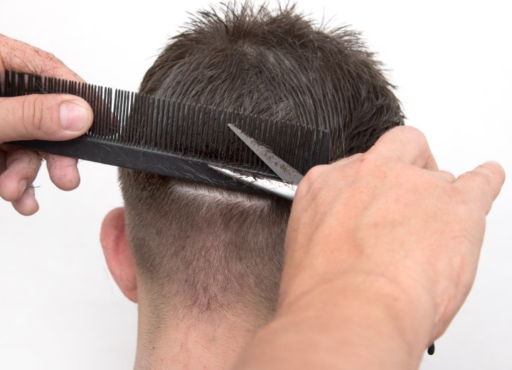 Cortando el cabello de un hombre