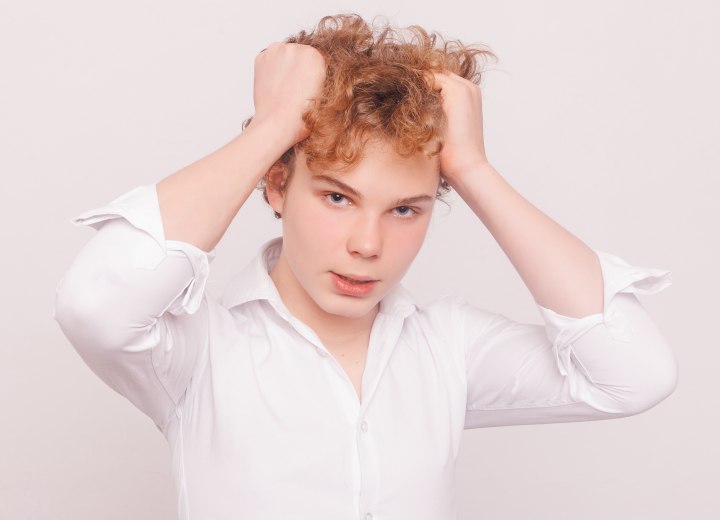 Hombre con cabello rizado