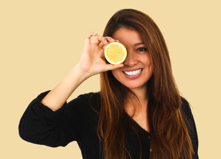 Mujer joven con un limón