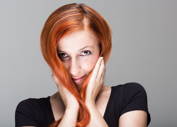 Mujer con cabello que se ve naranja