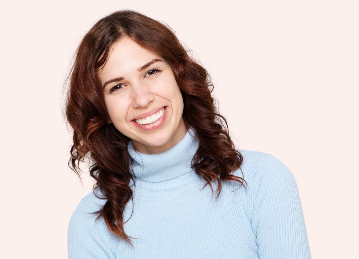 Mujer con cabello rizado y cuello de tortuga