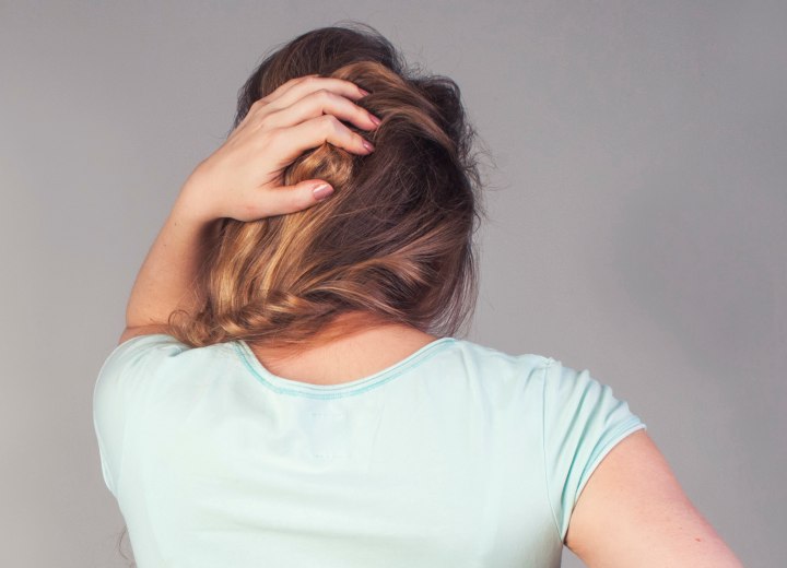 Mujer que tiene dolor debido a extensiones de cabello