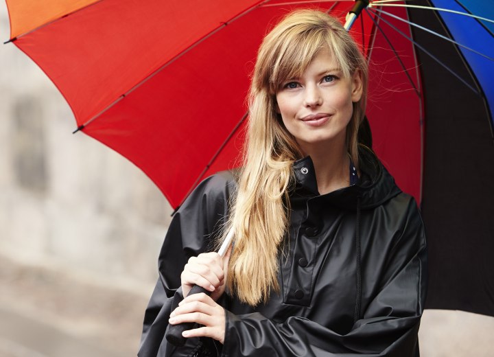 Mujer con cabello largo bajo la lluvia