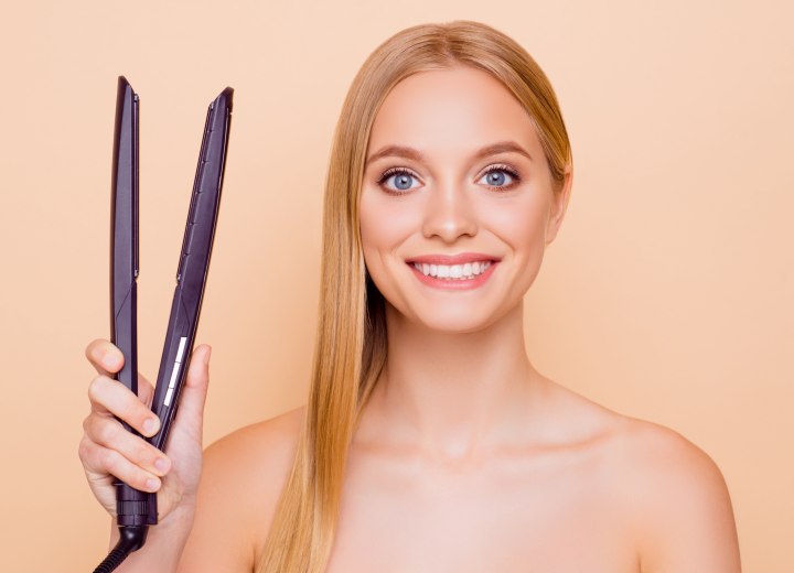 Mujer con plancha de pelo