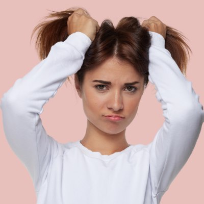 Mujer joven con cabello seco