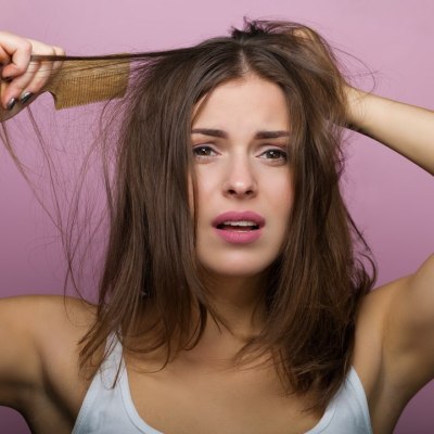 Mujer con el pelo enredado