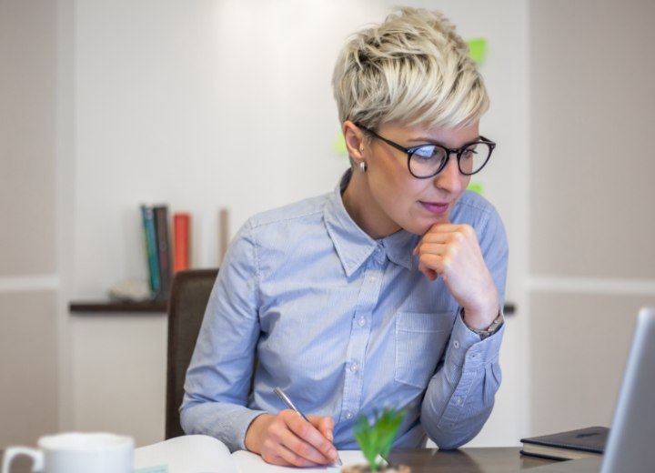 Preppy short hair and a buttoned shirt - Careerlook for women